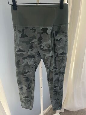GAP Olive Green & Gray Camo High-Waist Cropped Leggings
